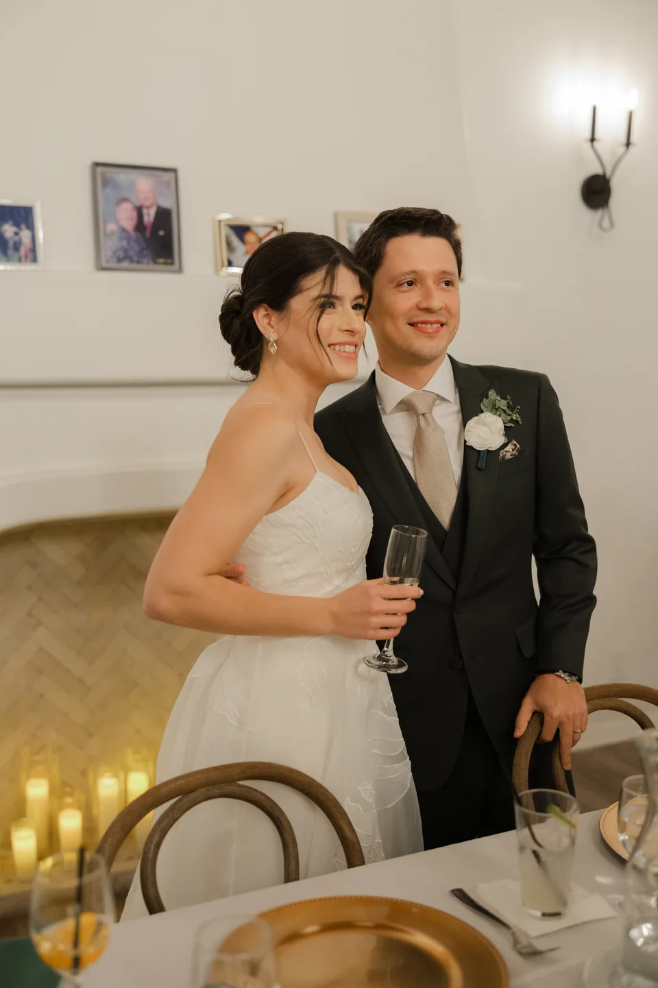 Casal com taças durante a recepção do casamento.