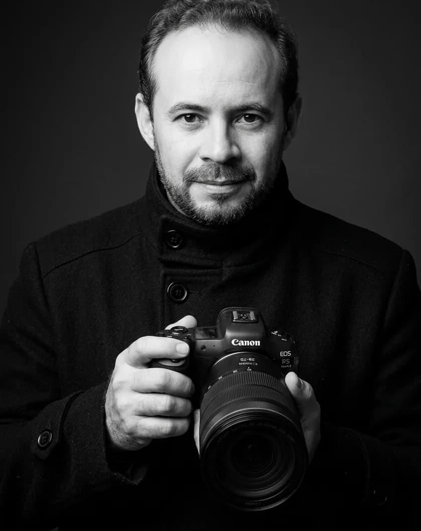 Edy Souza, fundador do VowLens, com sua câmera.